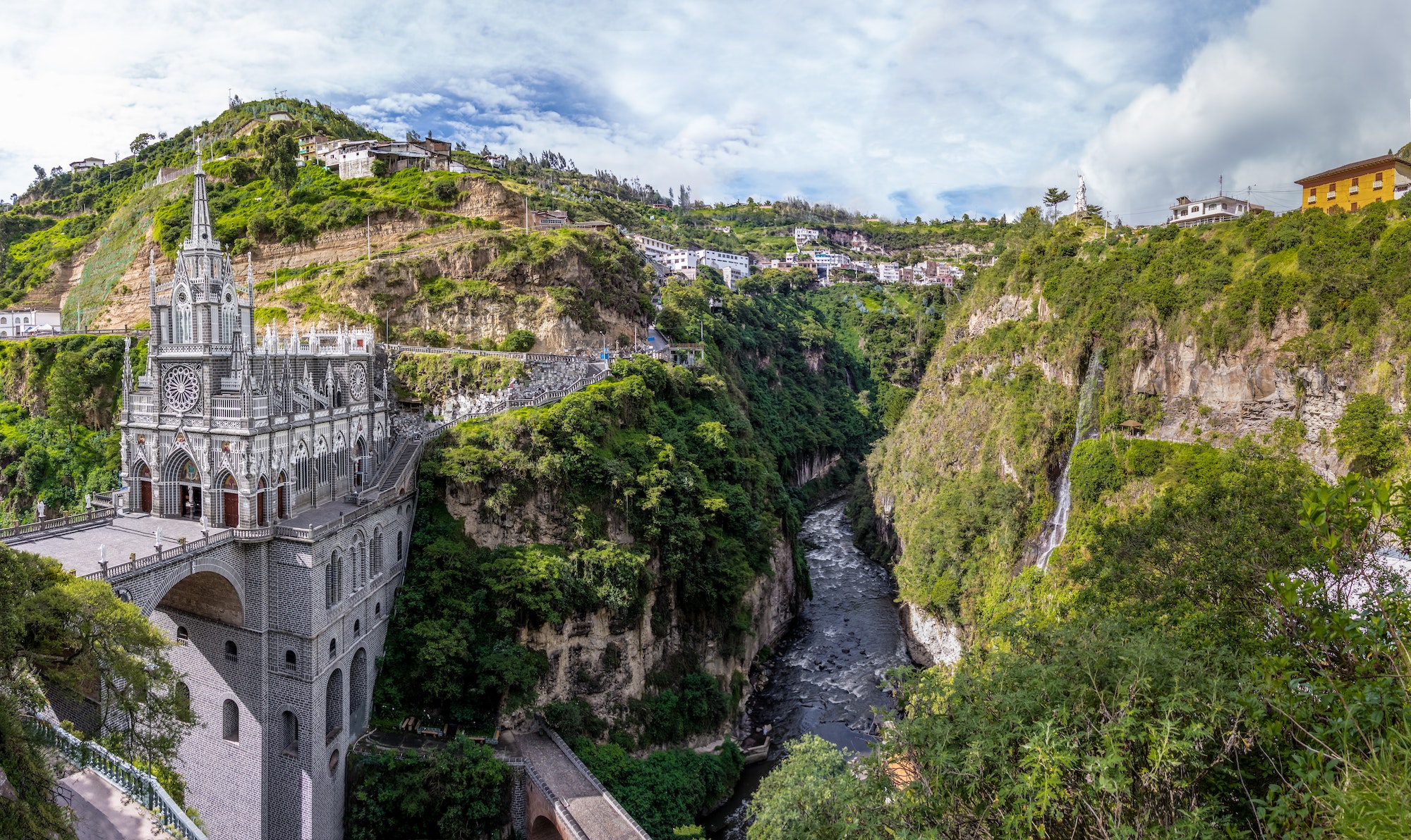Vista panorámica del Santuario de Las Lajas - Ipiales, Colombia